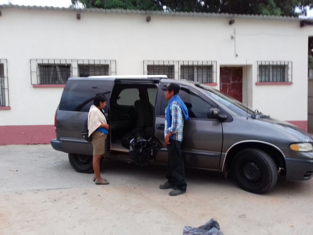 Familiares trasladan cadáver de Medardo López a la morgue del Instituto Nacional de Ciencias Forenses de Chiquimula. (Foto Prensa Libre: Edwin Paxtor)
