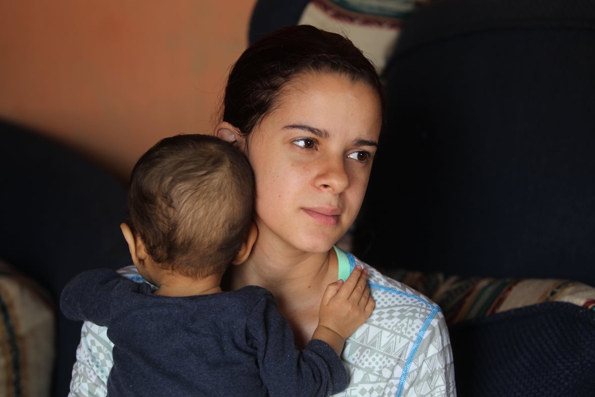 Yesenia Lobo abraza a su hijo Fabián Alessandro Santiago Lobo, quien padecía atresia biliar. (Foto Prensa Libre: Hemeroteca PL)
