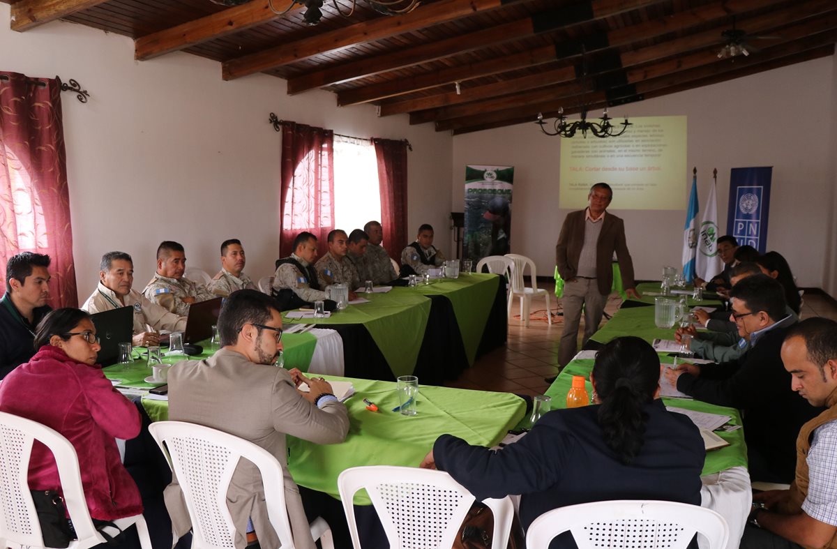 Jueces, agentes de Diprona y de la PNC son capacitados por personal del INAB sobre la aplicación de la Ley Forestal. (Foto Prensa Libre: Hugo Oliva)