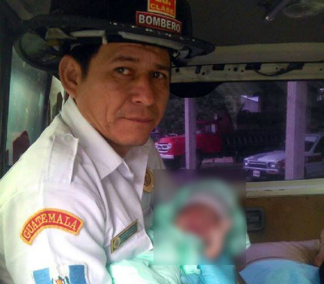 El bombero Yovani Ruiz atendió el parto en el microbús. (Foto Prensa Libre: Cortesía Bomberos Voluntarios)