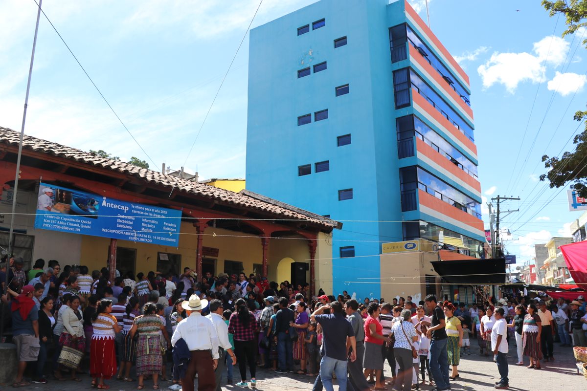 Vinos se aglomeran a un costado de la municipalidad de Sacapulas, Quiché, en protesta por la falta de agua entubada, (Foto Prensa Libre: Yésica Tol)