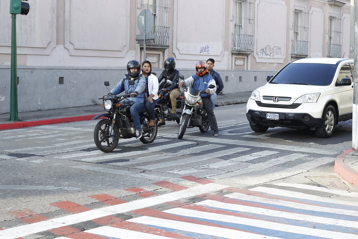 Los motociclistas son multados con Q500 por no portar casco protector o cuando el acompañante carezca de este. (Foto Prensa Libre: Hemeroteca PL)
