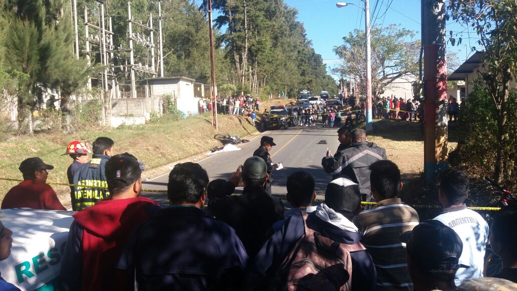 Escena del crimen es resguardada por agentes de la PNC en San Martín Jilotepeque, Chimaltenango. (Foto Prensa Libre)