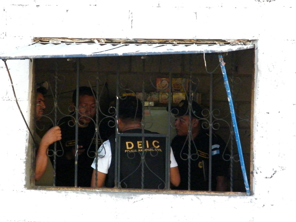 Agentes de la PNC recaban evidencias dentro de un expendio de licor en Sanarate, donde fueron ultimadas dos personas. (Foto Prensa Libre: Héctor Contreras)