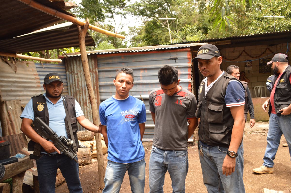 Los hermanos Marcos Antonio y José Francisco, de apellido Salazar Sipaque, fueron capturados en Barberena. (Foto Prensa Libre: Oswaldo Cardona)