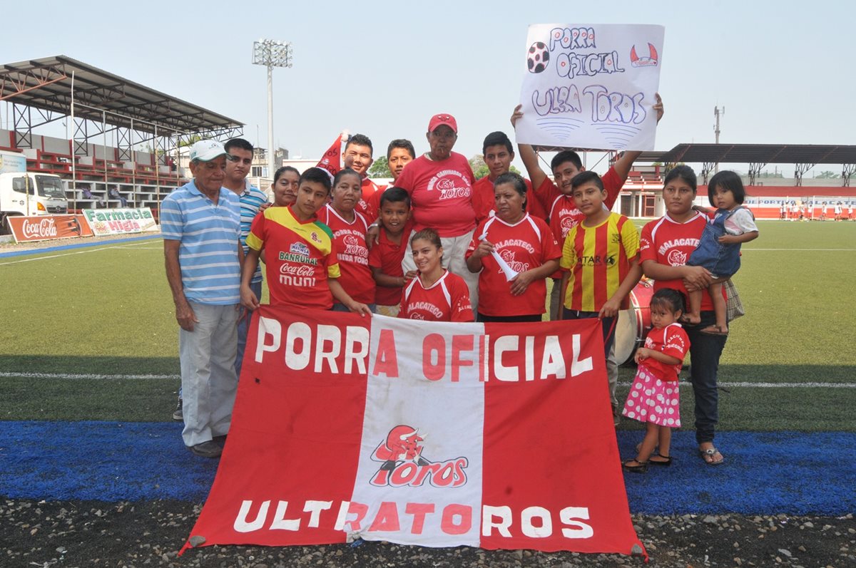 Un grupo de aficionados llegó al entrenamiento de Malacateco para apoyarlos en la semifinal del Clausura 2016 que juegan contra Suchitepéquez. (Foto Prensa Libre: Alexander Coyoy)