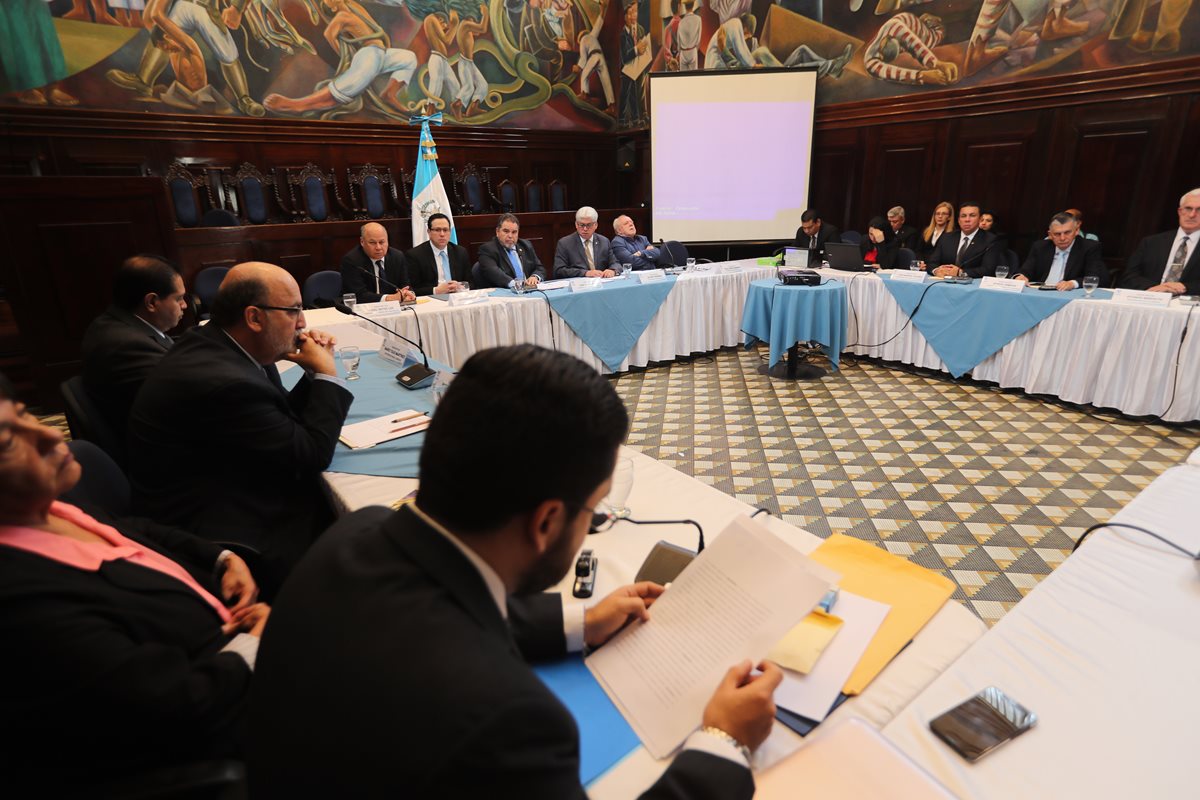 Rectores de 11 de 15 universidades del país eligieron a Félix Serrado presidente de la comisión postuladora de contralor General. (Foto Prensa Libre: Oscar Rivas)