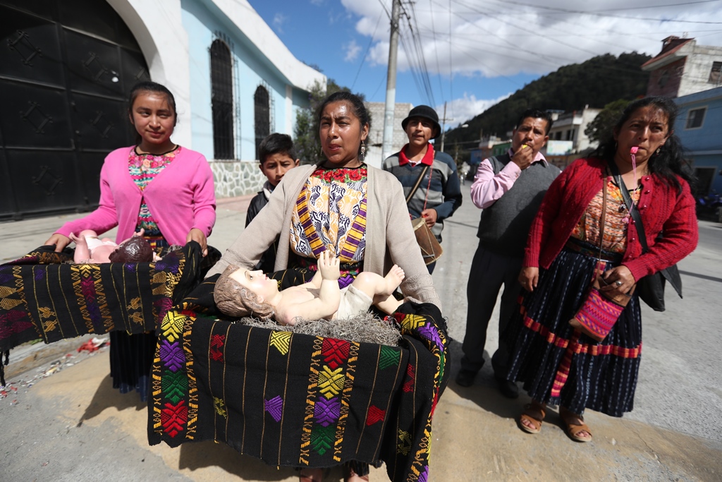 En los barrios más antiguos de Xela sigue viva la tradición de llevar a la imagen del Niño Jesús de visita a los hogares de familias católicas. (Foto Prensa Libre: Mynor Toc) 