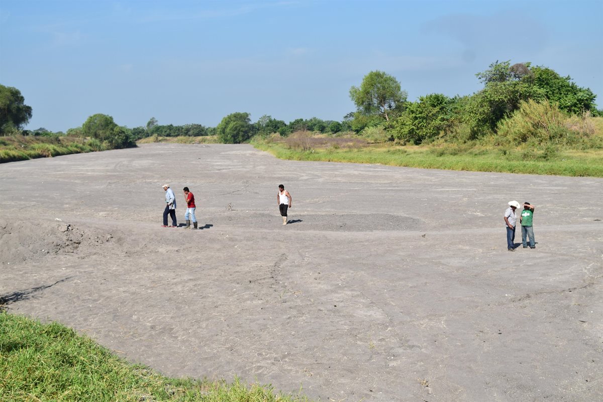 El caudal  del río Madre Vieja ha sido desviado. (Foto Prensa Libre: Enrique Paredes)
