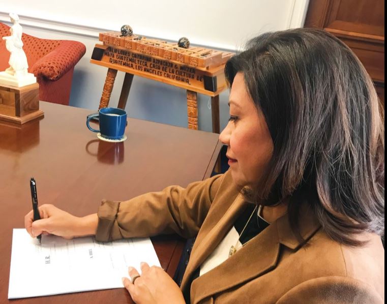 La congresista Norma Torres firma la iniciativa de ley que pretende sancionar a guatemaltecos señalados por actos corruptos. (Foto Prensa Libre: Twitter)