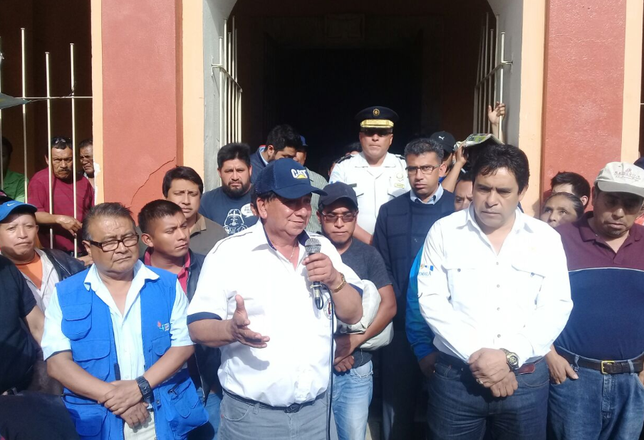 Integrantes de la Gremial de Transportistas de Quiché anuncian la culminación de los bloqueos. (Foto Prensa Libre: Héctor Cordero).