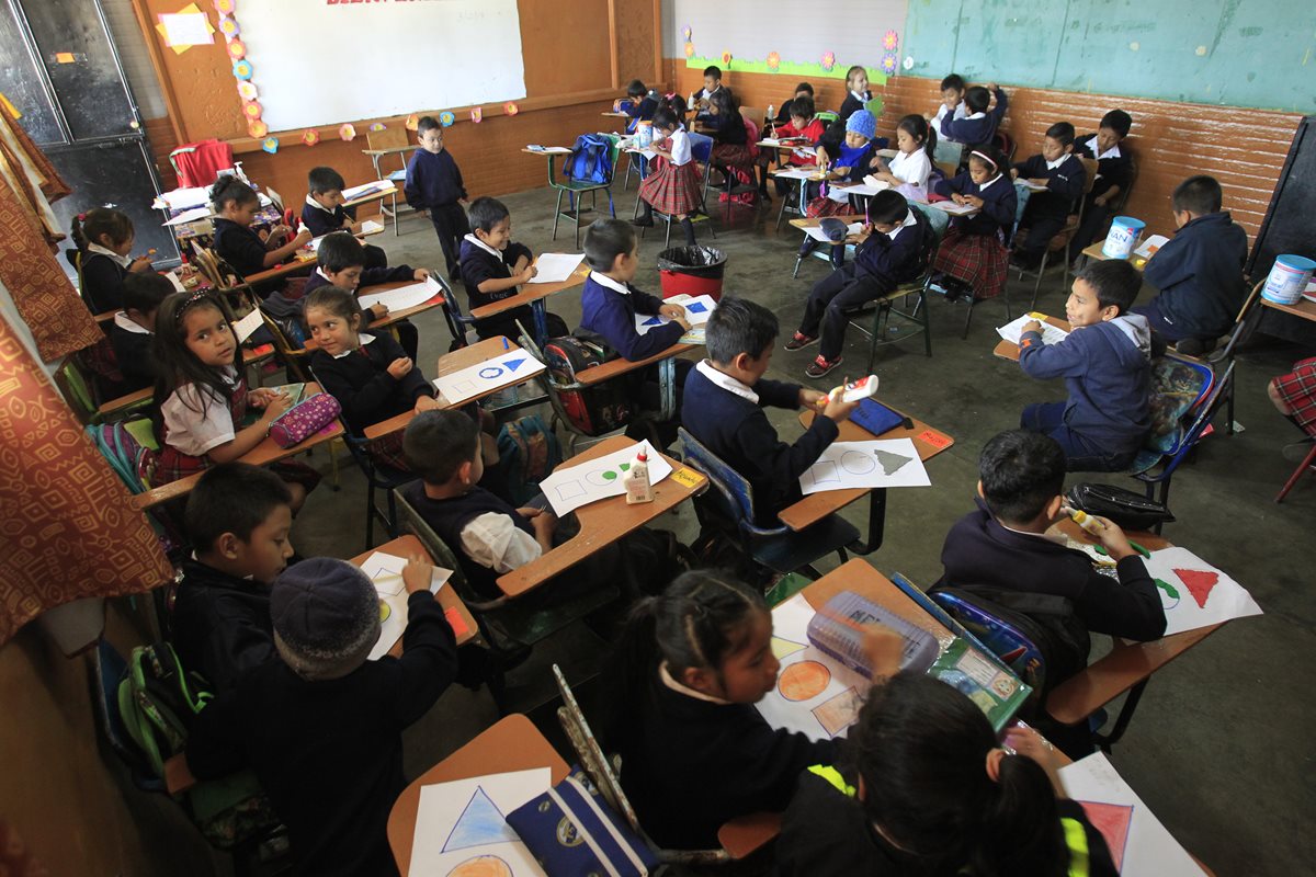 Estudiantes de segundo grado de la Escuela 435 de la Colonia El Amparo, reciben clases hacinados. En cada una de las dos secciones los docentes atienden a por lo menos 50 estudiantes. (Foto: Carlos Hernández)