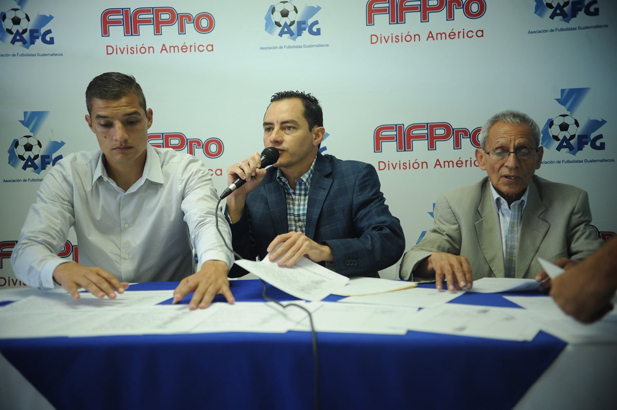 Carlos Figueroa (centro), presidente de la AFG, mostró las firmas de 455 futbolistas que lo respaldan (Foto Prensa Libre: Edwin Fajardo)