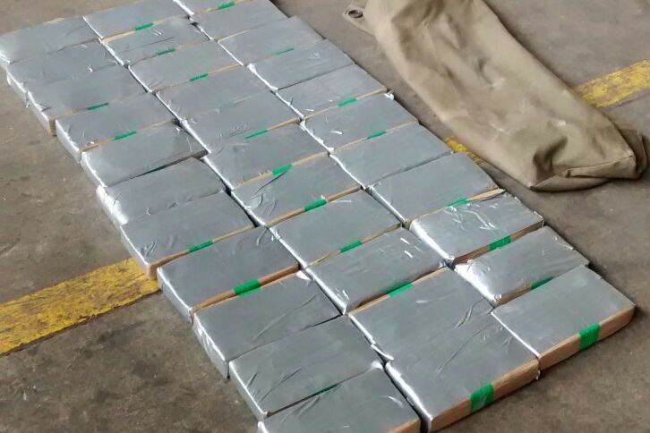 Paquetes de supuesta droga localizados en Puerto Santo Tomás de Castilla, Puerto Barrios, Izabal. (Foto Prensa Libre: MP)