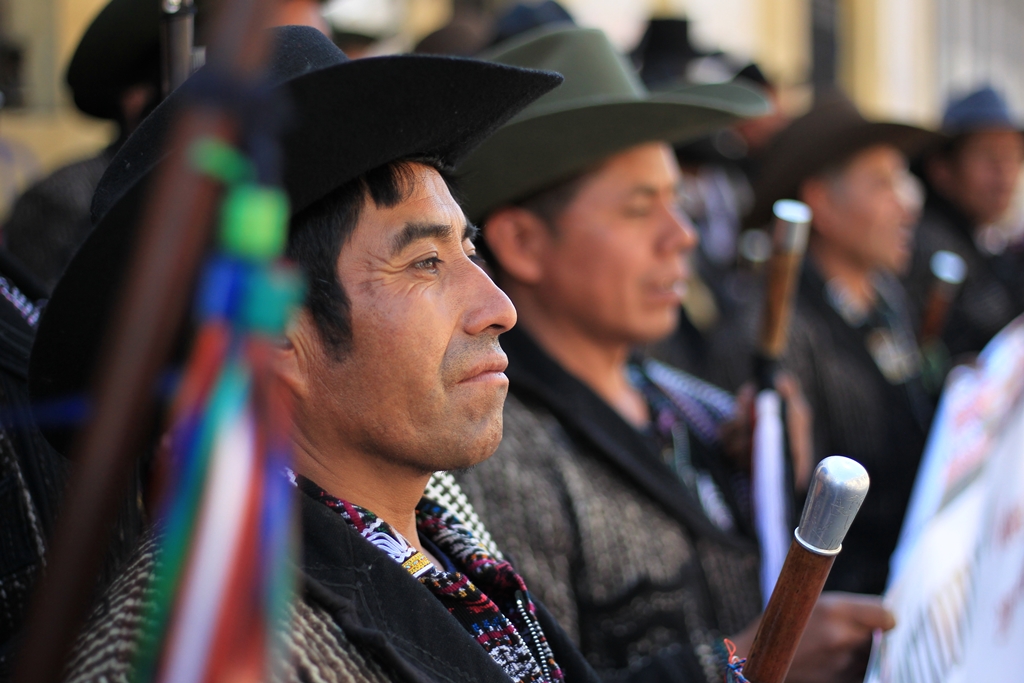 Dirigentes de comunidades indígenas intentaron entrar al Congreso de la República, durante una de las jornadas de discusión de las reformas constitucionales al sector Justicia. (Hemeroteca PL)
