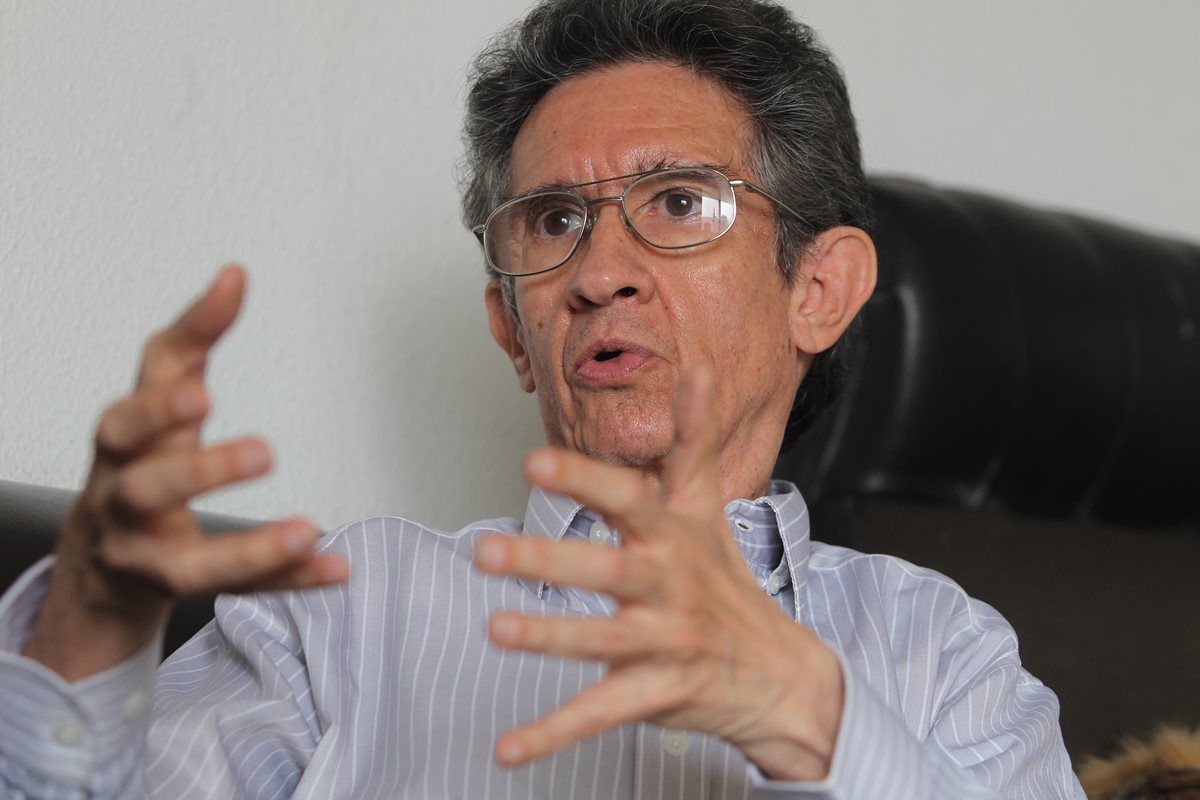 El analista Héctor Rosada señala que las acciones del gobierno de Jimmy Morales agrede a la ciudadanía, "la gente se va a cansar y va a tratar de defenderse".  (Foto Prensa Libre: Hemeroteca PL)