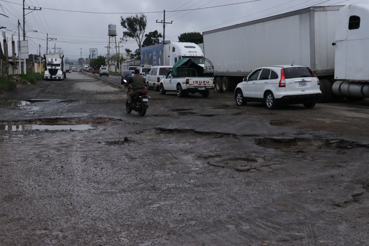 En la ruta antigua de El Tejar a Chimaltenango se formaron agujeros, debido a la falta de mantenimiento. (Foto Prensa Libre: Víctor Chamalé)