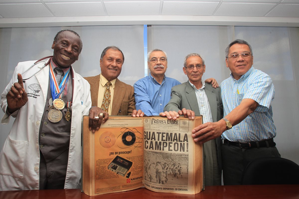 Henry Stokes, Alberto López Oliva, Marco Fion, Jorge Roldán y Llijón León de León visitaron la redacción de Prensa Libre para hablar de su histórico triunfo con la Azul y Blanco. (Foto Prensa Libre: Carlos Vicente)