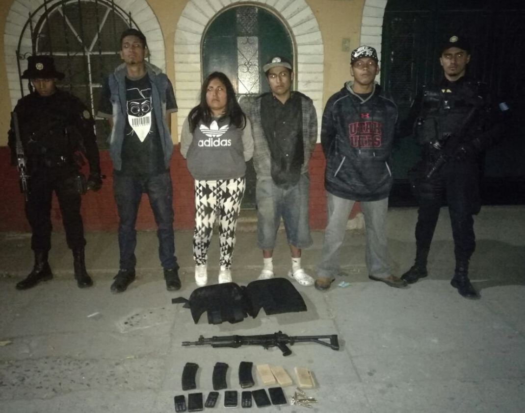 Cuatro supuestos integrantes del Barrio 18 capturados esta madrugada, en Villalobos 1, Villa Nueva. (Foto Prensa Libre: PNC)