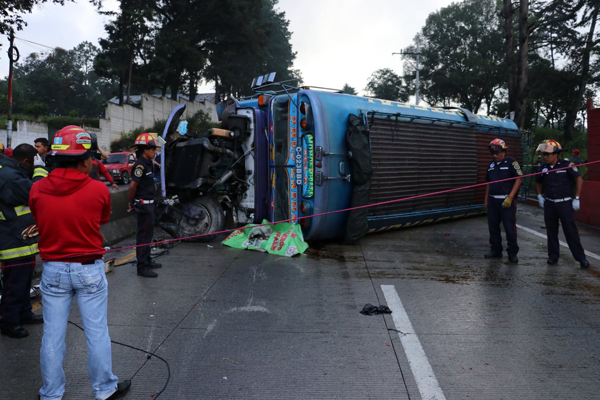 Autobús accidentado en la ruta Interamericana. (Foto Prensa Libre: Víctor Chamalé)
