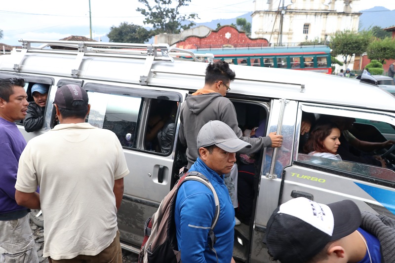 Usuarios del transporte de Antigua Guatemala a la capital utilizan microbuses para llegar a su destino, pero les cobran Q5 adicionales para llevarlos a San Lucas Sacatepéquez. (Foto Prensa Libre Renato Melgar)