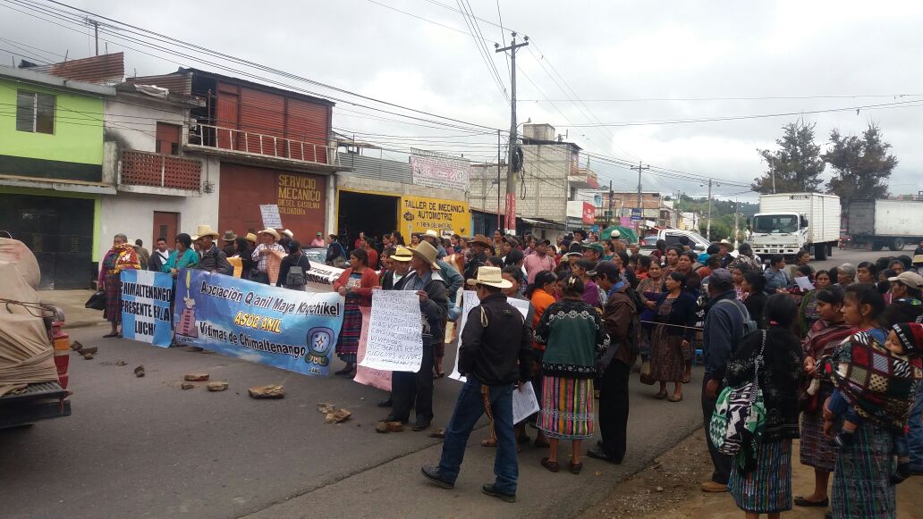 Manifestantes mantienen bloqueado el paso de vehículos en el km 55 de la ruta Interamericana, Chimaltenango. (Foto Prensa Libre: Víctor Chamalé)