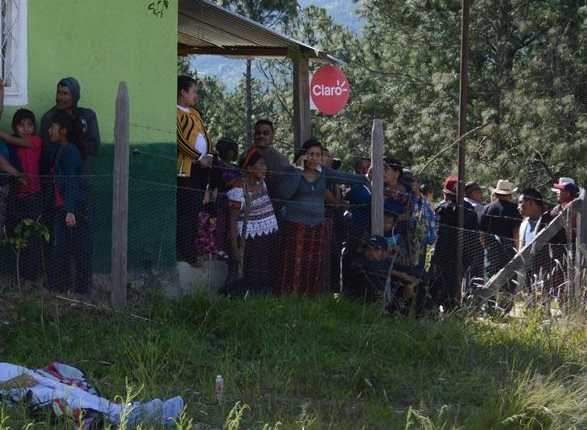 Vecinos observan los cuerpos de los albañiles que murieron intoxicados en El Rancho, Aguacatán. (Foto Prensa Libre: Mike Castillo)