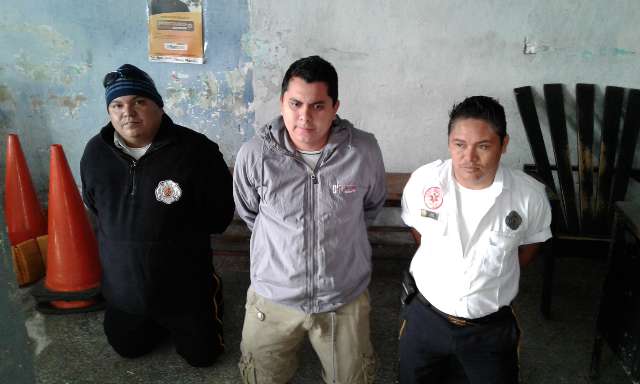 Los detenidos son trasladados a una subestación de la PNC en Flores, Petén. (Foto Prensa Libre: Rigoberto Escobar)