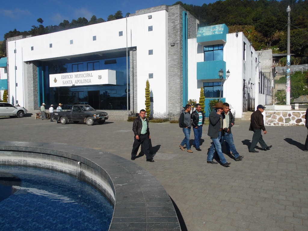 Autoridades ediles electas se retiran del edificio municipal de Santa Apolonia, Chimaltenango. (Foto Prensa Libre: José Rosales).