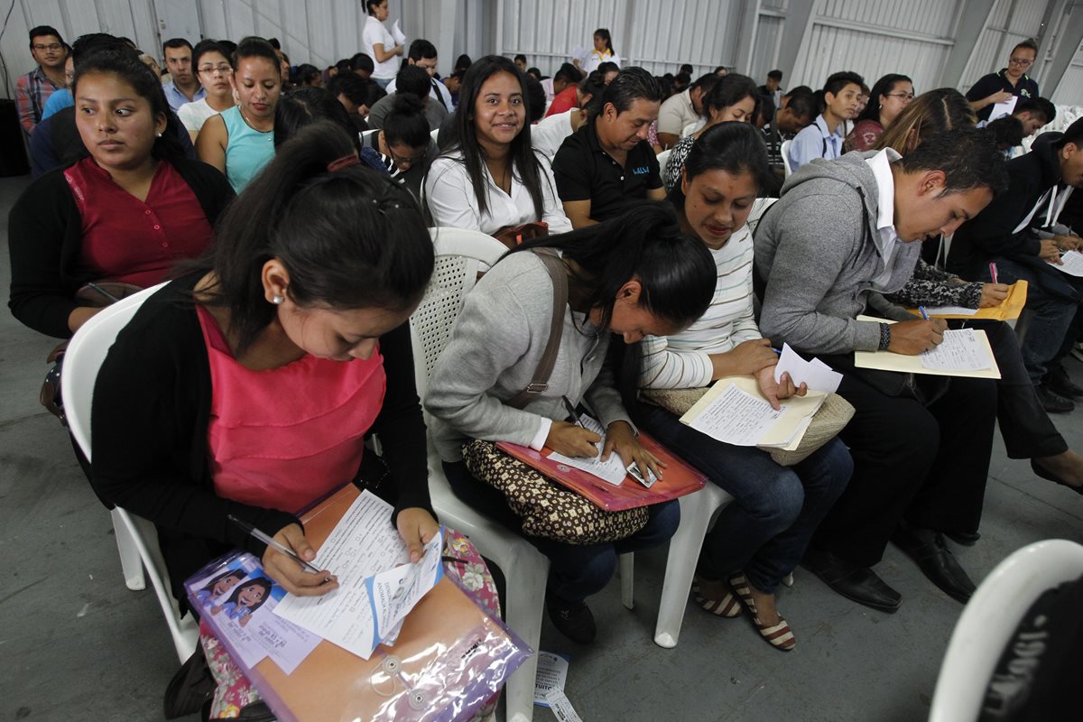 Candidatos reciben orientación laboral previo a ingresar a feria del empleo. (Foto Prensa Libre: Paulo Raquec)