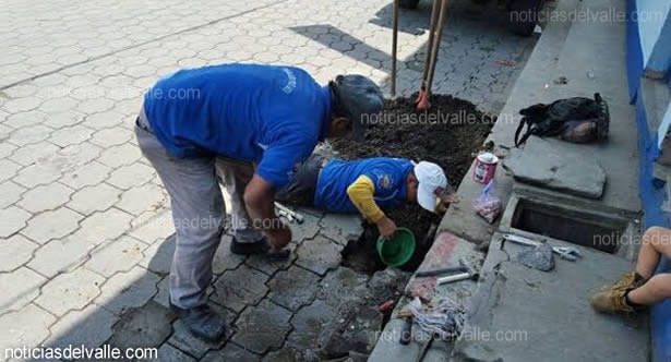 Trabajadores efectúan limpieza de tuberías del sistema de agua en San Pedro Sacatepéquez. (Foto Prensa Libre: Noticias del Valle)