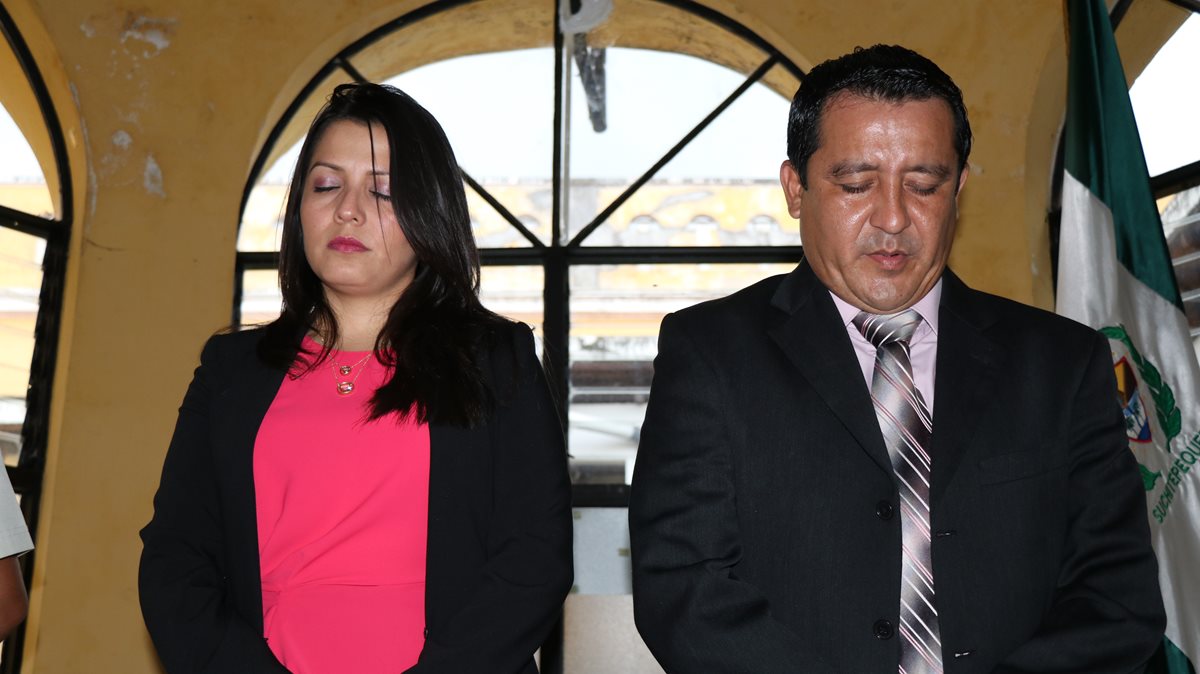 Vannesa Marín Lemus, nueva gobernadora de Suchitepéquez, participa en una oración junto al exgobernador Luis Herrera. (Foto Prensa Libre: Cristian Icó).
