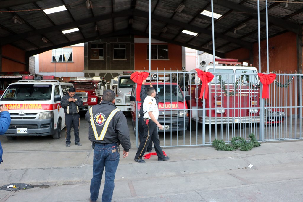 Socorristas abren subestación ubicada en la zona 3 de la ciudad de Quetzaltenango. (Foto Prensa Libre: Carlos Ventura).