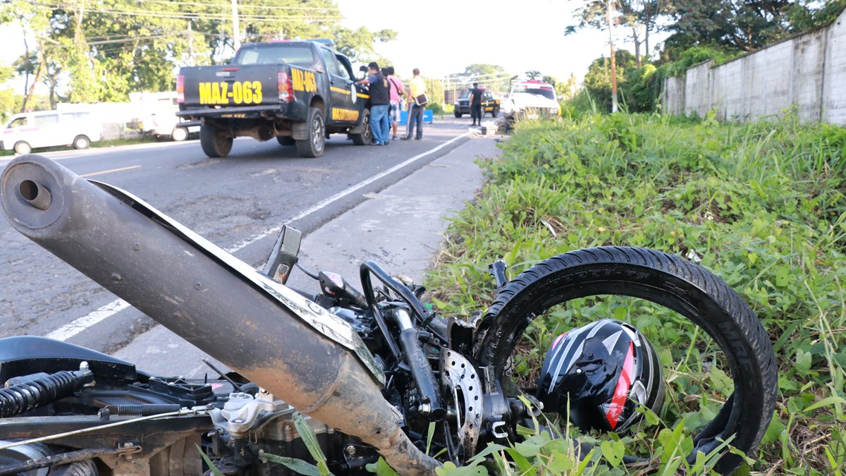 La víctima llevaba el casco colgado, a un costado de la motocicleta. (Foto Prensa Libre: Cristian I. Soto)