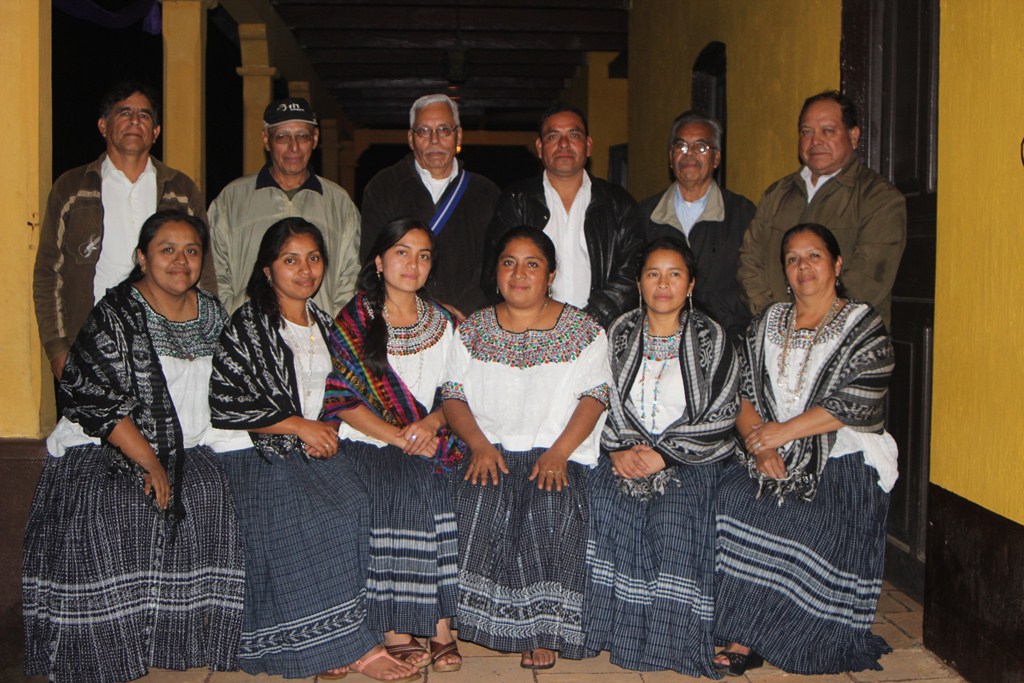 Comité que tendrá a su cargo actividades de elección de reinas indígenas en Cobán. (Foto Prensa Libre: Ángel Tax).
