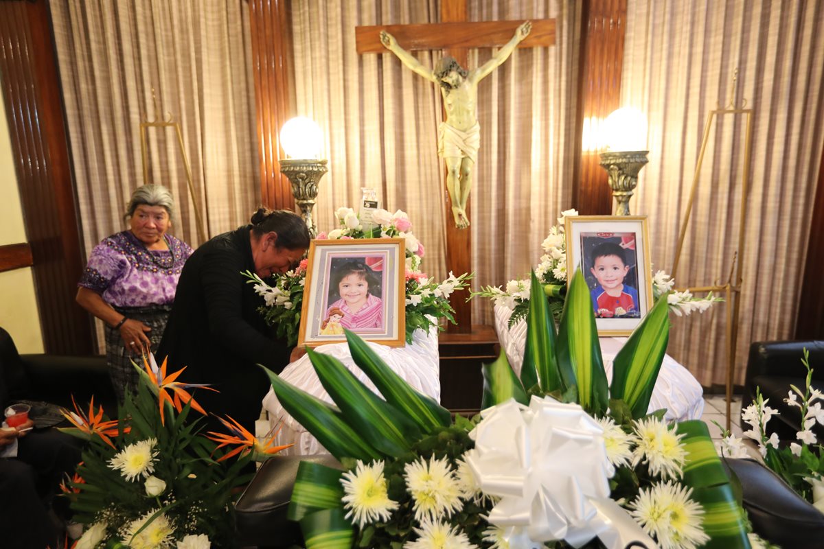 Familiares lloran a los hermanitos Dieglo y Jennifer Sam Navarro, quienes murieron en el percance. (Foto Prensa Libre: Érick Ávila)
