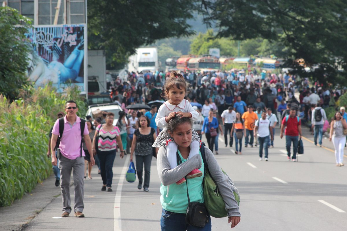 Miles de personas tuvieron que caminar debido al bloqueo en El Boquerón, Santa Rosa. (Foto Prensa Libre: Hugo Oliva)