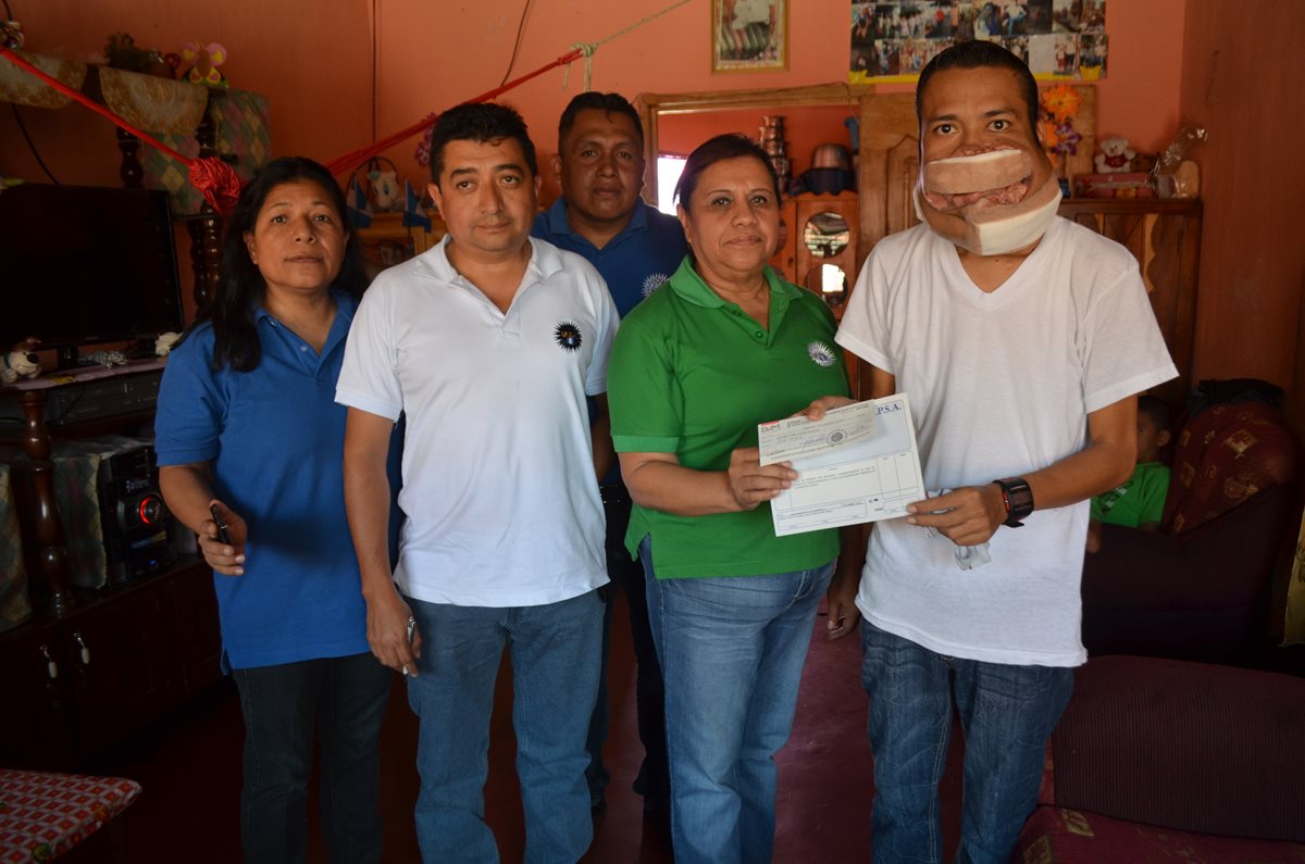 Personal de Ipsa entregan el primer cheque a Willian Yovany Reyes Esperias. (Foto Prensa Libre: Jorge Tizol)