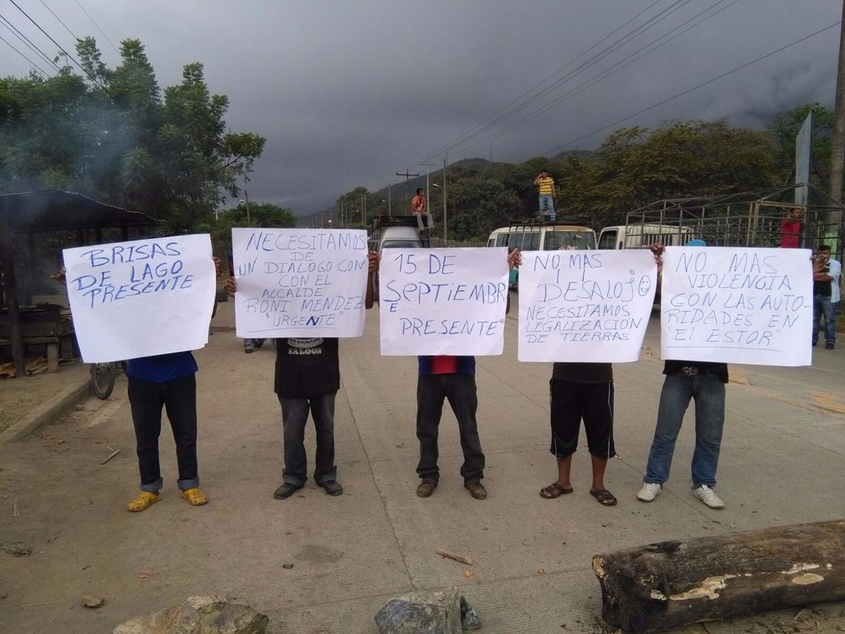 Inconformes muestran pancartas con exigencias en bloqueo de El Estor, Izabal. (Foto Prensa Libre: Dony Stewart)