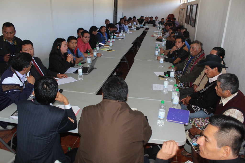 Representantes de la sociedad civil, Cocode, autoridades indígenas y municipales, reunidos en el salón de la Gobernación Departamental de Sololá. (Foto Prensa Libre: Ángel Julajuj).