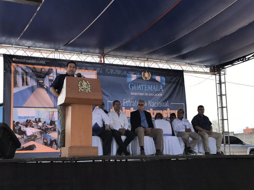 El presidente, Jimmy Morales, participó este miércoles en la inauguración de trabajos de remozamiento en Jalapa. (Foto Prensa Libre: Presidencia)