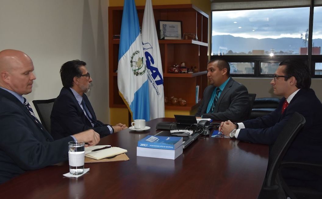 El embajador de EE.UU. en Guatemala, Luis Arreaga, se reunión con Francisco Solórzano, jefe de la SAT para abordar diferentes temas. (Foto Prensa Libre: Cortesía SAT)