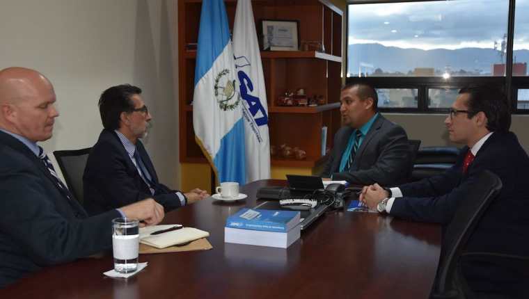 El embajador de EE.UU. en Guatemala, Luis Arreaga, se reunión con Francisco Solórzano, jefe de la SAT para abordar diferentes temas. (Foto Prensa Libre: Cortesía SAT)