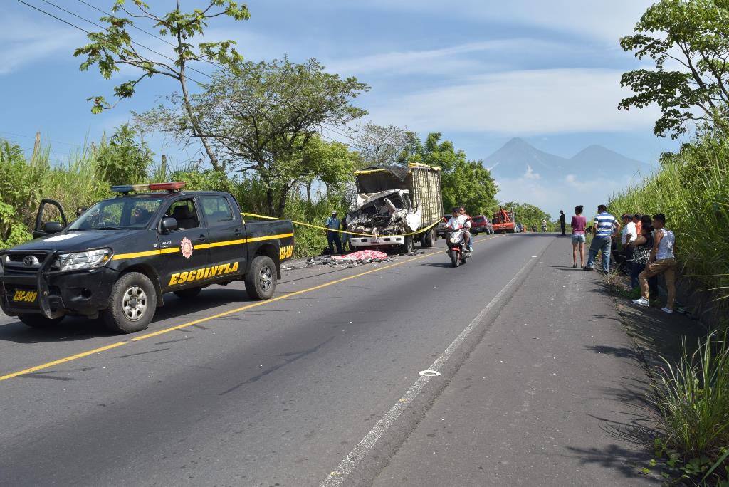 El conductor de un camión murió en el km 101 de la Ruta Nacional 14, en Escuintla. (Foto Prensa Libre: Enrique Paredes)