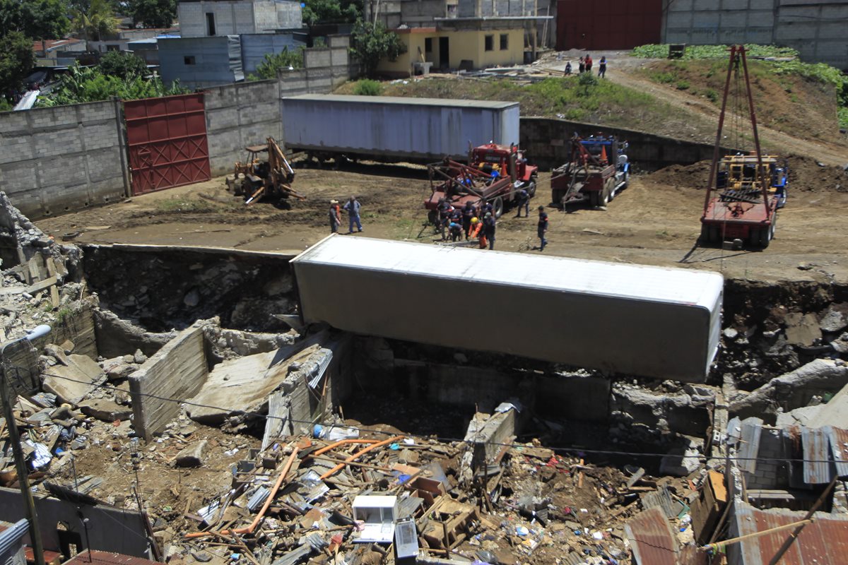 La acumulación de agua en el predio provocó que el muro de contención cayera sobre varias viviendas en Santa Isabel 2, Villa Nueva. (Foto Prensa Libre: HemerotecaPL)