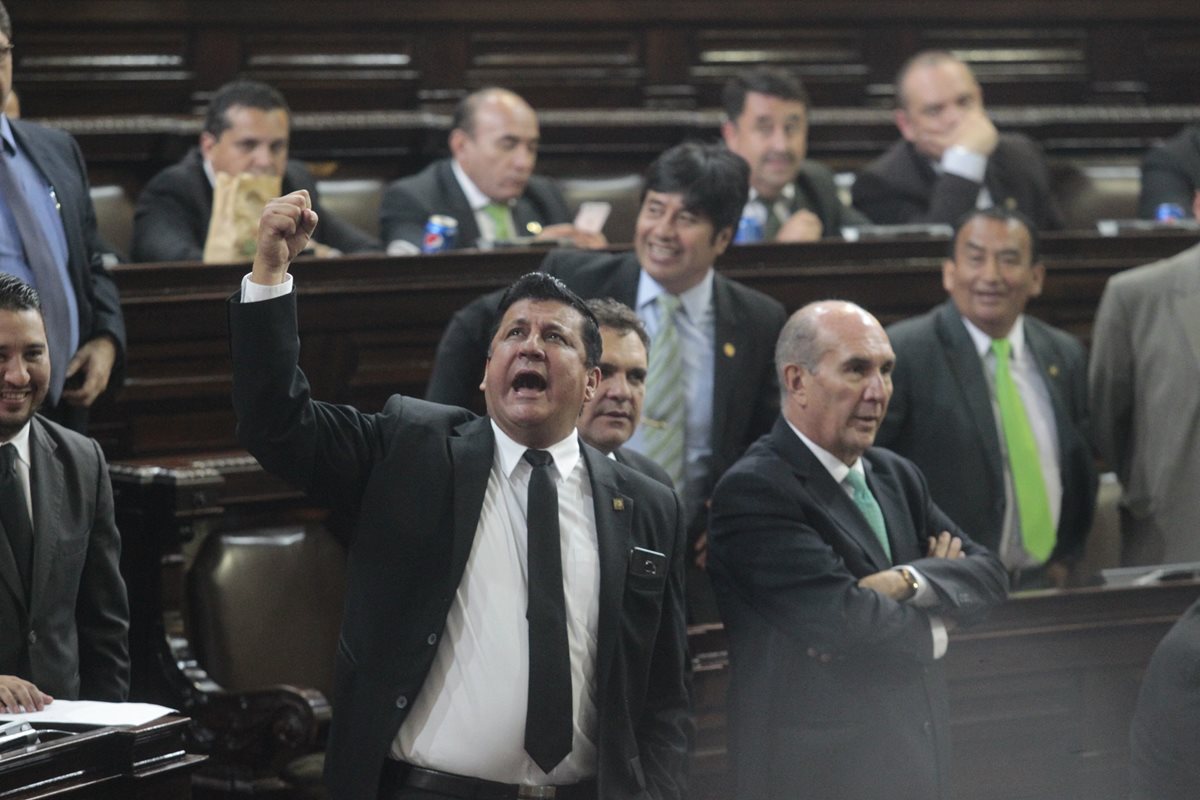 Diputados discuten durante una sesión plenaria. (Foto Prensa Libre: Hemeroteca PL)