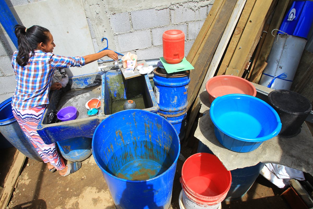 La escasez de agua es cada vez más evidente, tanto en diferentes sectores del área metropolitana, como en otras ciudades. (Foto Prensa Libre: Álvaro Interiano)