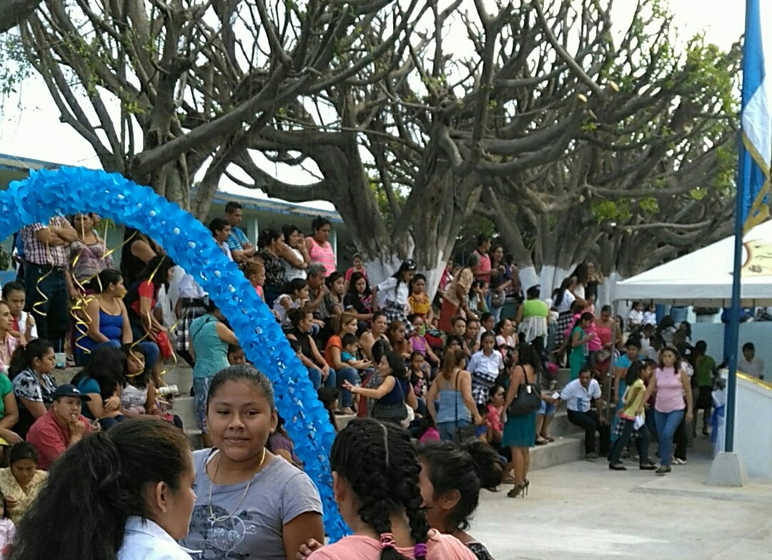 Padres de familia y estudiantes de Malacatán, San Marcos, recibieron al presidente Jimmy Morales para inaugurar el ciclo escolar. (Foto Prensa Libre: Alexánder Coyoy)