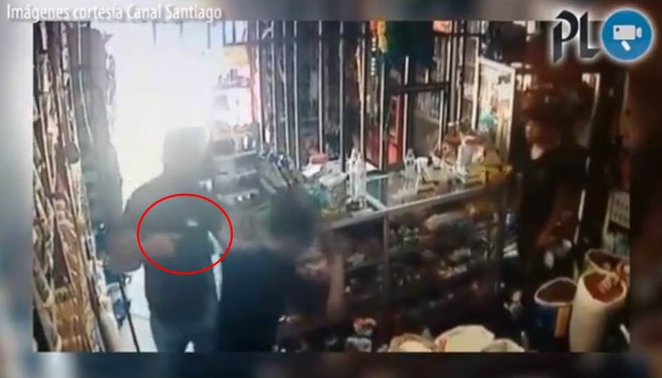 Negocio en Ciudad Vieja, Sacatepéquez, es tomado por asalto por varios sujetos. (Foto Prensa Libre: Cortesía Canal Santiago)