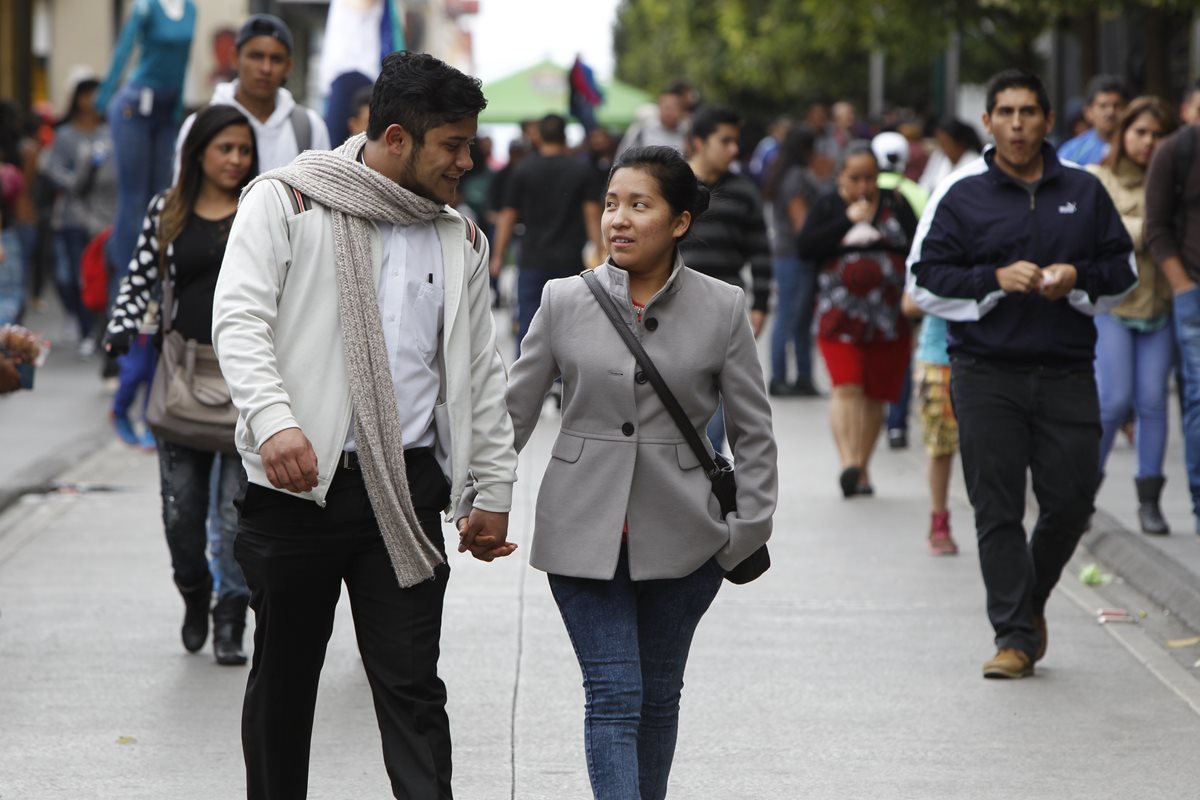 La recomendación es salir abrigado para evitar enfermedades. (Foto Prensa Libre: Hemeroteca PL)